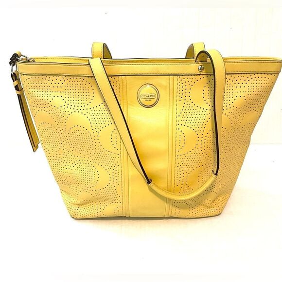 Coach Handbags - Coach Tote